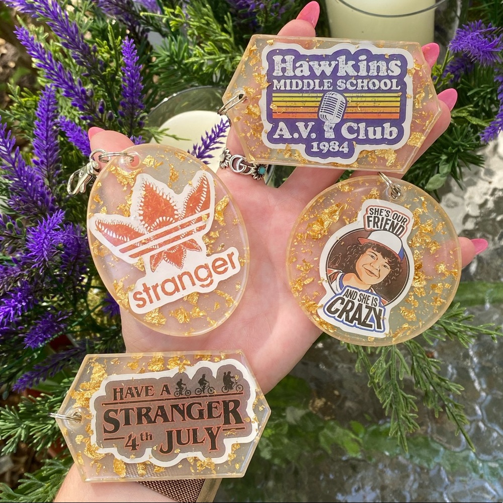 2 PACK Stranger Things Sticker & Gold Flakes Resin Keychains MYSTERY BUNDLE - Picture 5 of 16